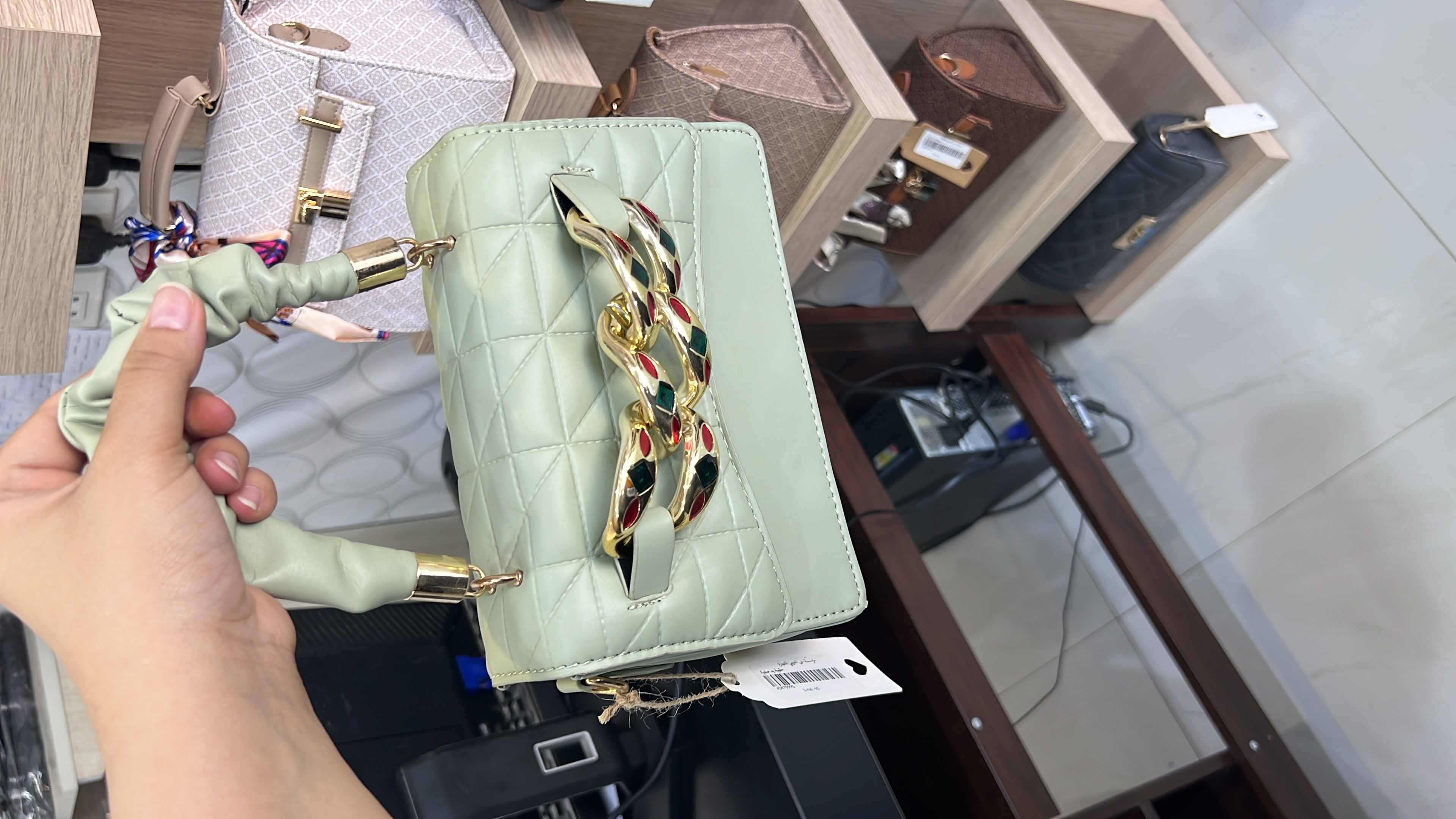 حقيبة مزينة فصوص انيقة