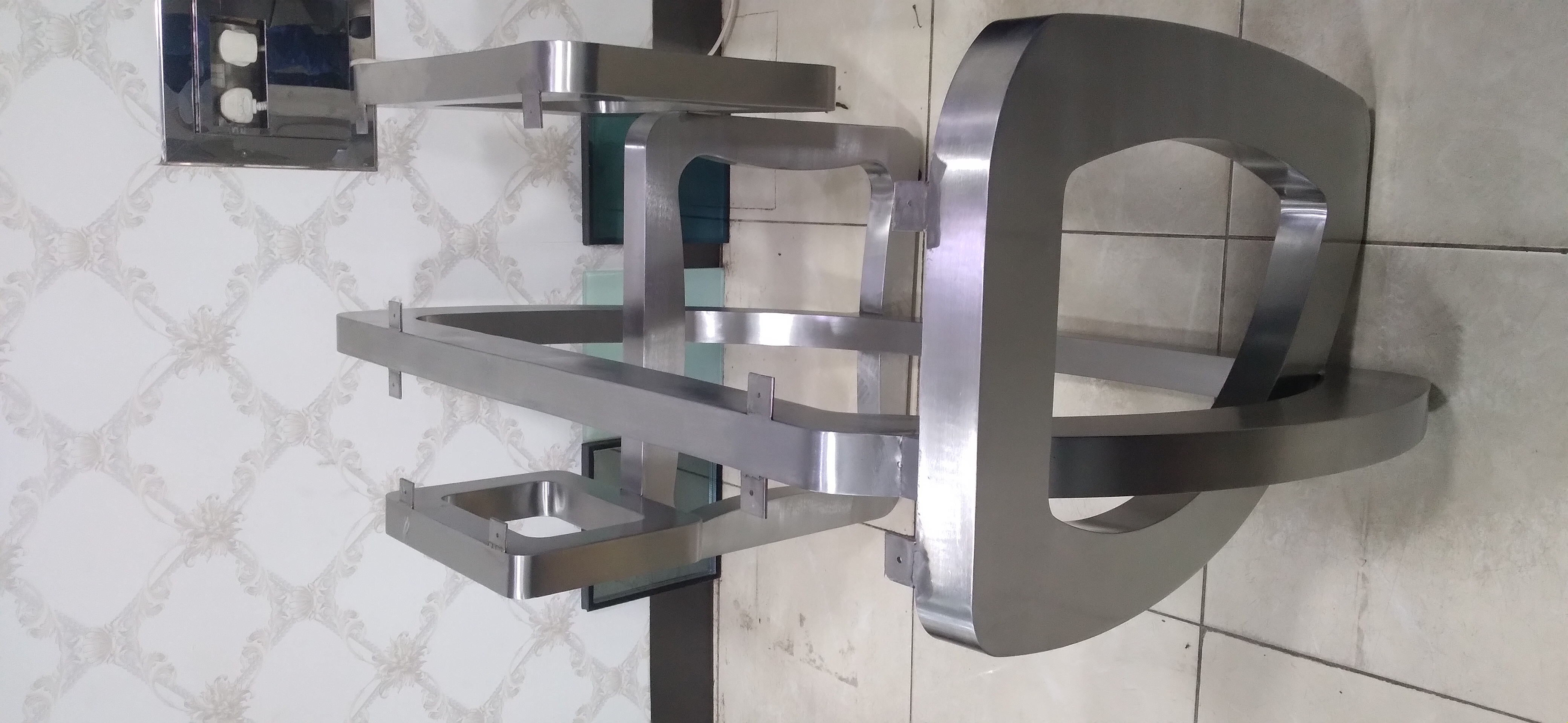 طاولة سفرة صغيرة