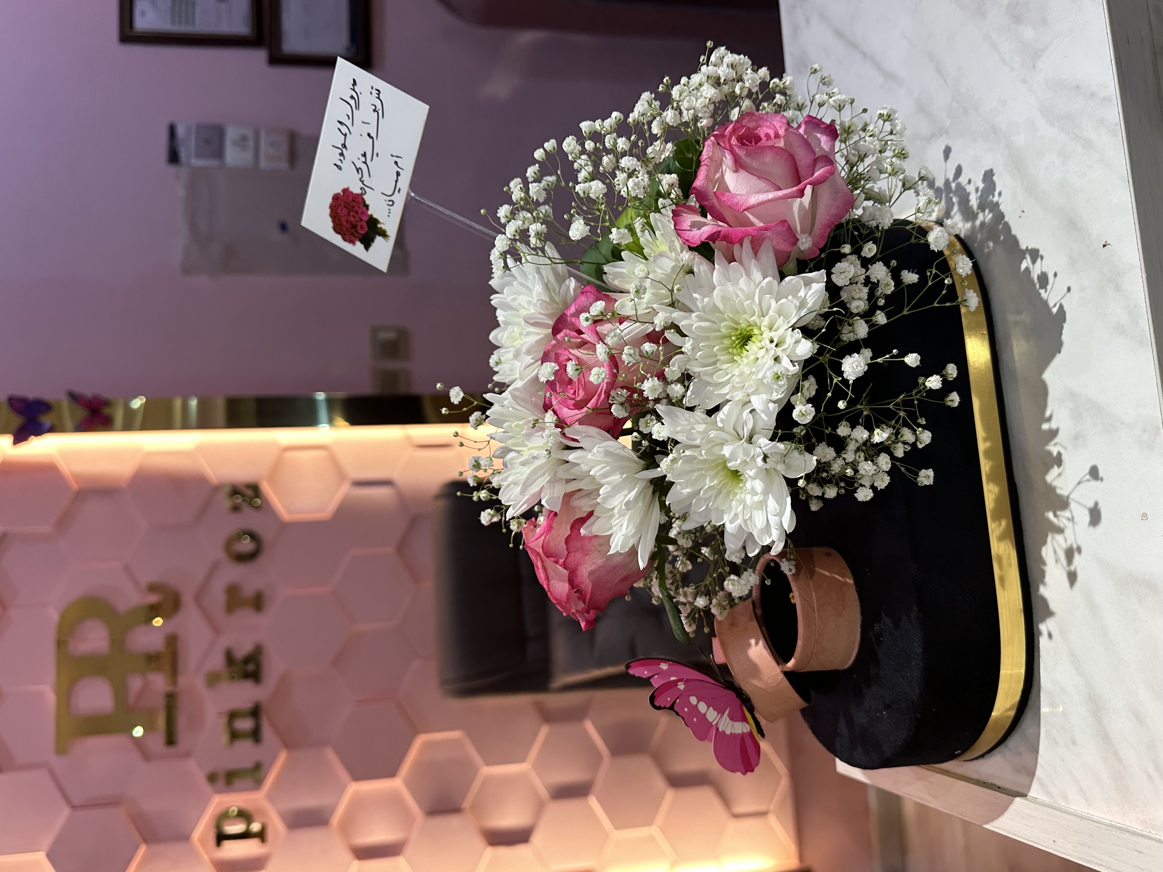 استاند مع الورد