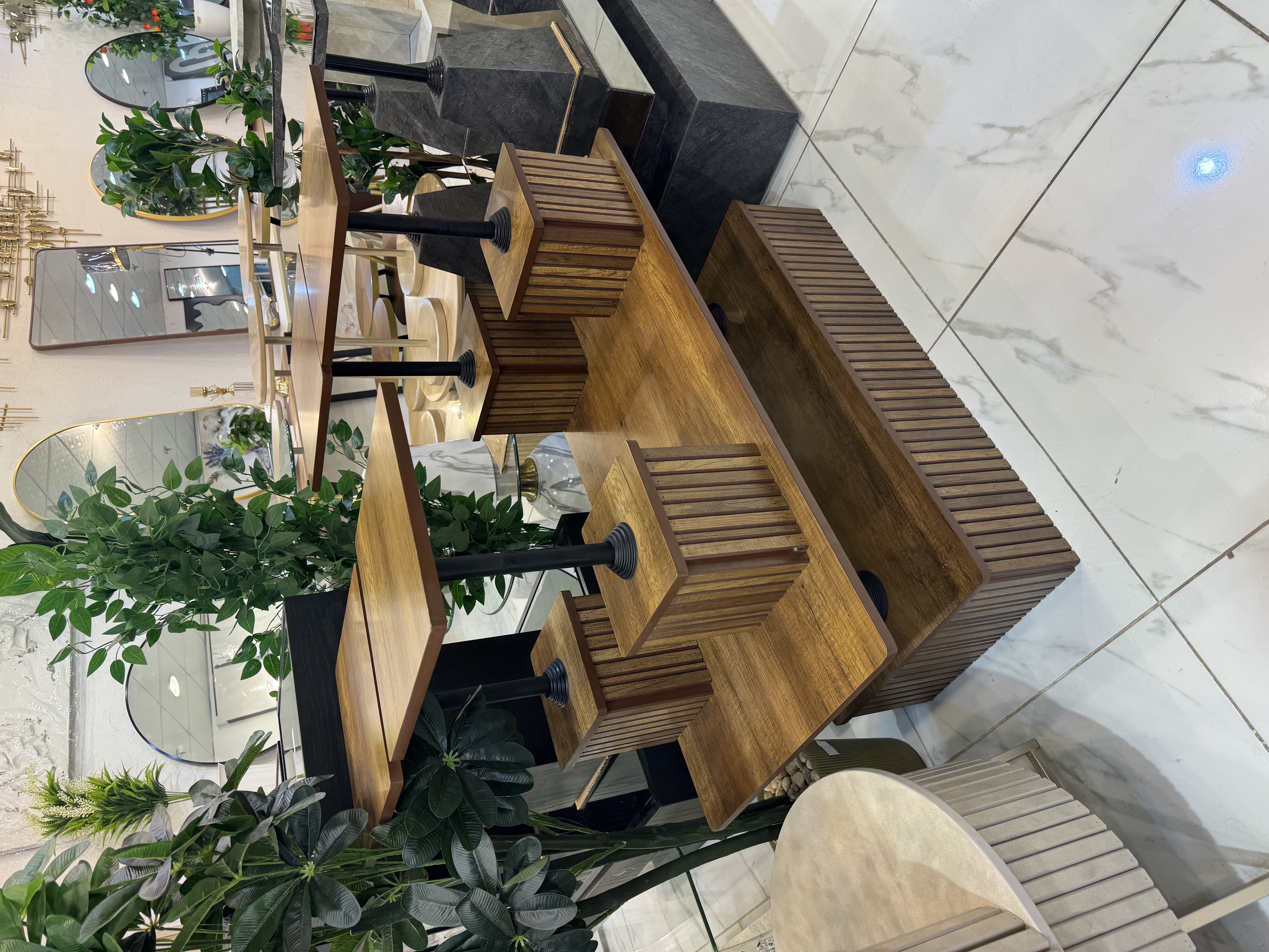 طقم طاولات خشب بني ٤ صغير واحدة كبير