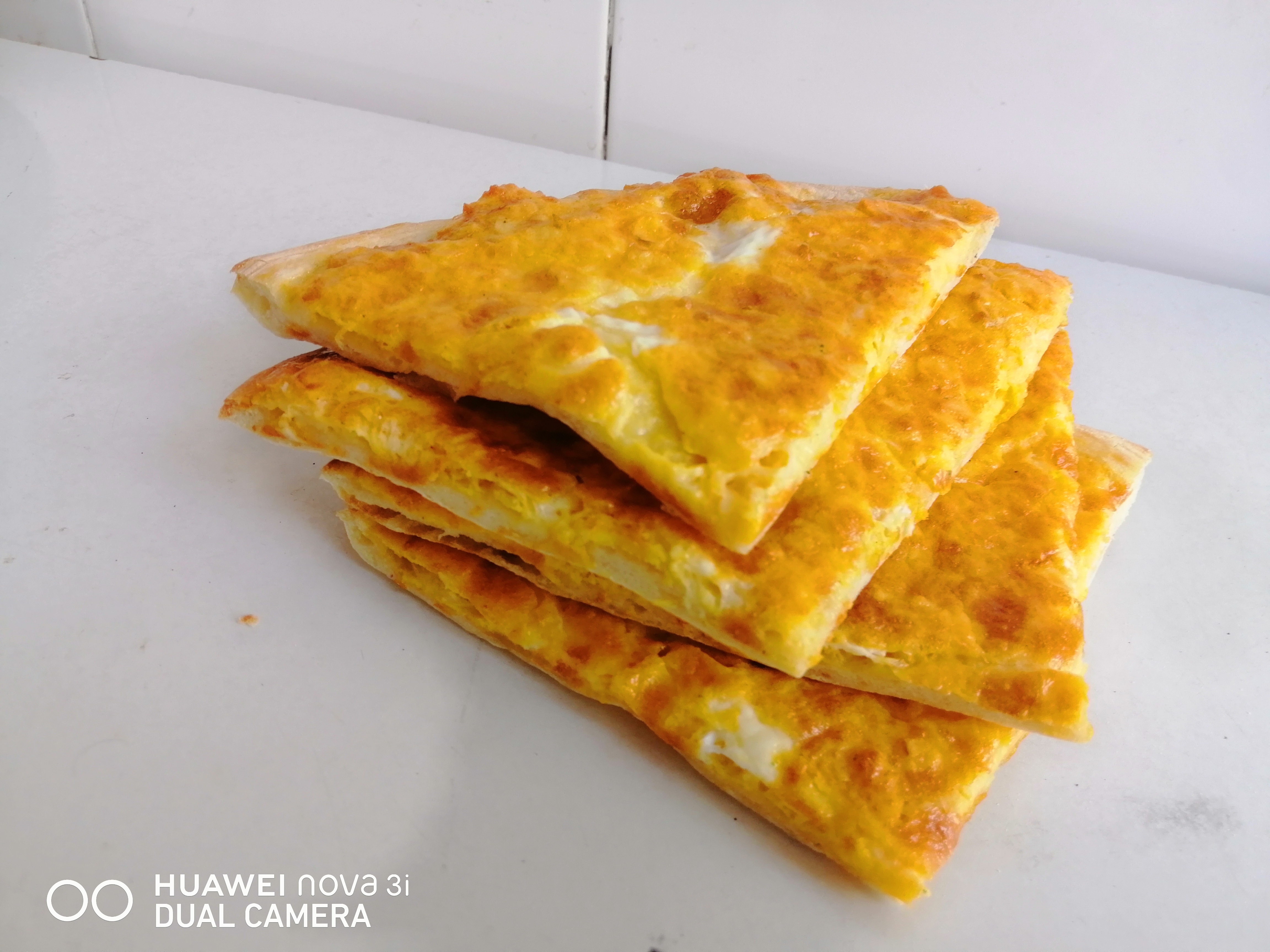 خبز معه جبن وبیض